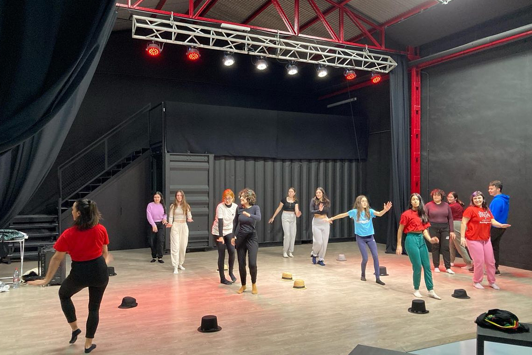 ESCUELA ARTES ESCENICAS LA HIGUERA DE LA POCA VERGUENZA CLASES TEATRO MUSICAL 2